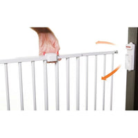 New in box! Dreambaby® Broadway Xtra-Wide & Xtra-Tall Gro-Gate® - White! Gro-Gates grow without the need for extensions making this gate fit openings between 30" - 53" Retails $108+