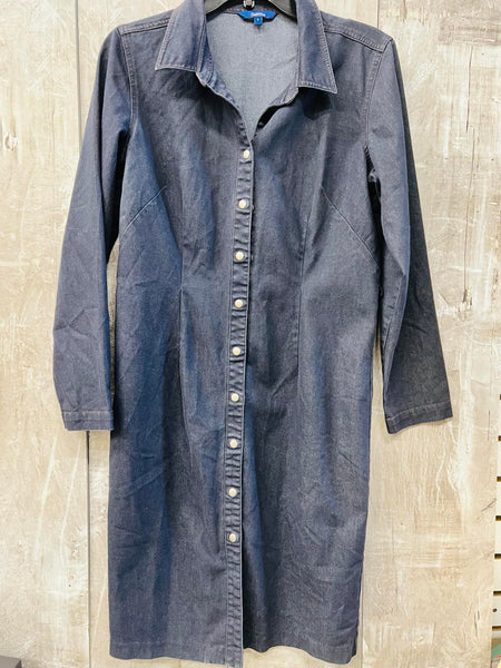 Pre-owned in excellent condition women's Long Denim button up top, Sz 7 Reitmans