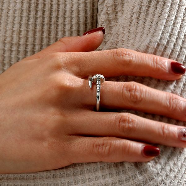 New in gift box! Italo Nail Ring Unique Wedding Band For Women Sz 8! Retails $143+