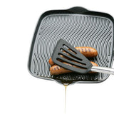 New Starfrit® Diecast Aluminum Grill Pan with Foldable Handle! Heavy-gauge cast aluminum Easy draining spouts Foldable handle with locking system